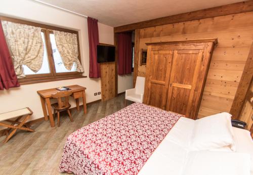 Un pat sau paturi într-o cameră la Limone Palace Aparthotel