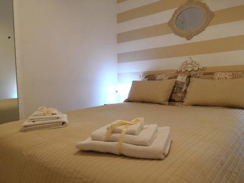 リオマッジョーレにあるGraziosa Appartamentiのベッドルーム1室(タオル付)