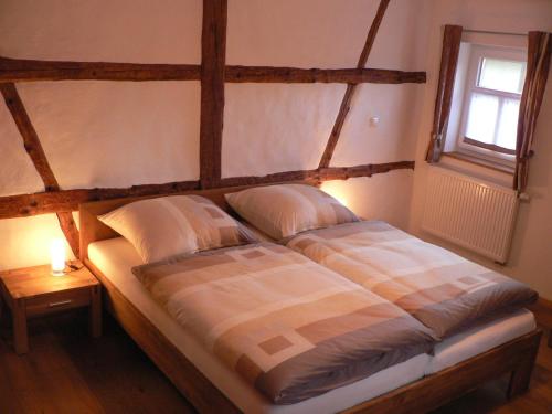 un grande letto in una stanza con finestra di Landurlaub Jung a Ohrenbach