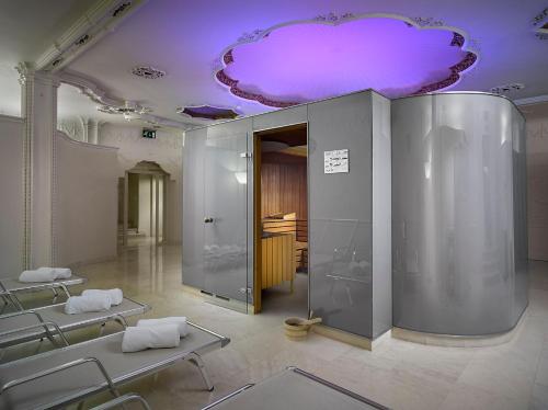 um quarto com um tecto roxo com um coração em K+K Hotel Central em Praga