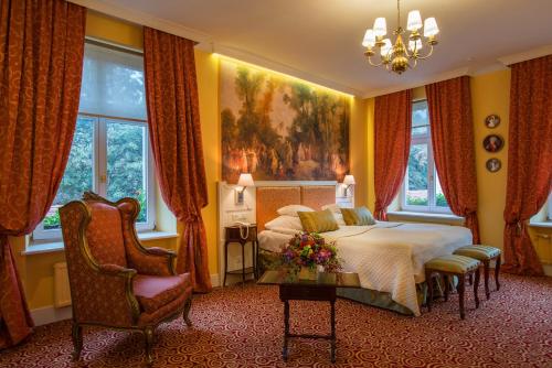 een slaapkamer met een bed en een schilderij aan de muur bij Hotel Polski Pod Białym Orłem in Krakau