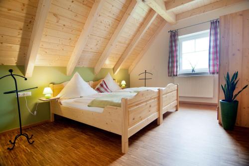 Кровать или кровати в номере Ferienhof Gögelein