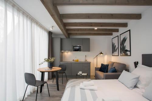 バレンシアにあるSingularStays Parque Centralのベッドルーム1室(ベッド1台付)、リビングルームが備わります。