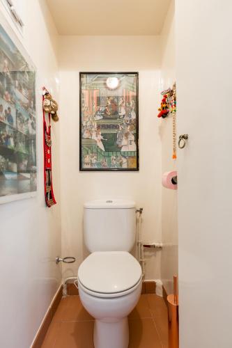 La salle de bains est pourvue de toilettes avec une photo murale. dans l'établissement Veeve - Overlooking the Seine on Ile de la Cité, à Paris