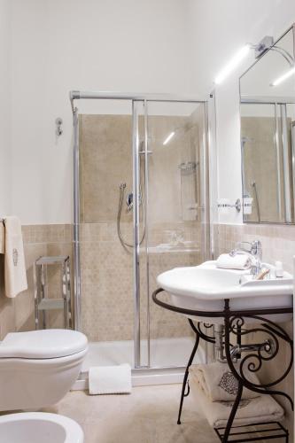 BorgoDeGreci Apartments tesisinde bir banyo