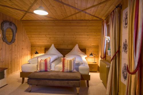 Un pat sau paturi într-o cameră la Chalet am Birkenhain