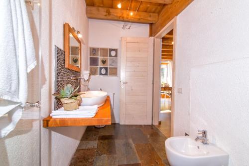 La salle de bains est pourvue d'un lavabo et de toilettes. dans l'établissement Sweet Laghel Apartments, à Arco