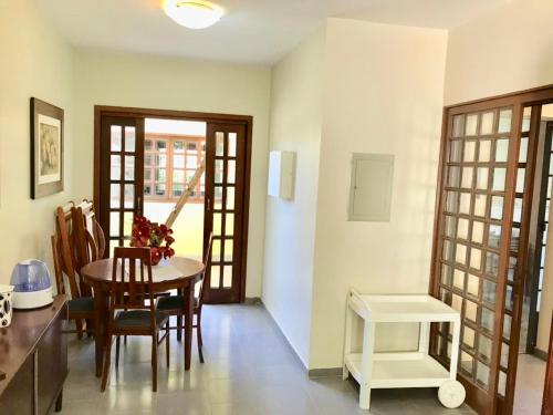 a kitchen and dining room with a table and chairs at Margem da Lagoa Santa in Lagoa Santa