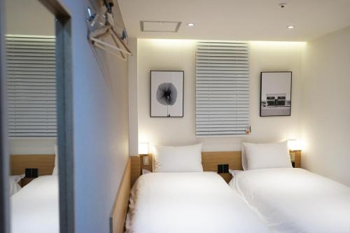 Postel nebo postele na pokoji v ubytování Artravel Myeongdong