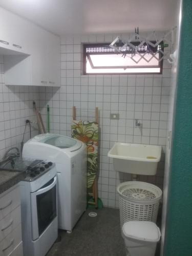 una pequeña cocina con lavabo y aseo en Apto Edifício Santorini, en Maceió