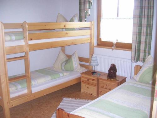 BreitenbergにあるFerienhaus Zinnöckerのベッドルーム1室(二段ベッド2台、窓付)が備わります。