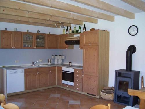 cocina con armarios de madera y fogones en Ferienhaus Zinnöcker, en Breitenberg