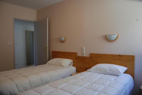 1 dormitorio con 2 camas y espejo en Les Gîtes du Pla de Moura, en Luz-Saint-Sauveur