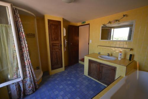 een badkamer met een wastafel en een toilet bij Auberge de la Fontaine in Rians