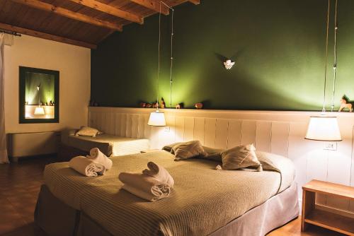two beds in a room with green walls at Corte San Mattia in Verona