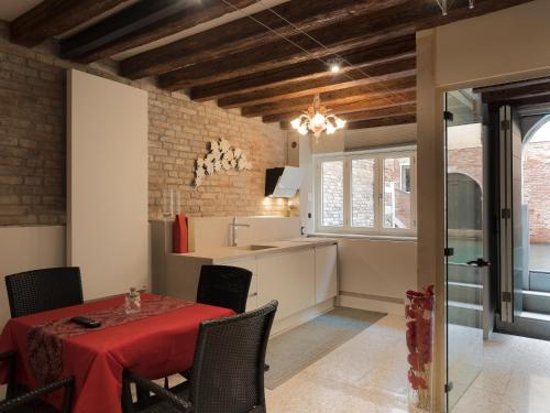 a kitchen and dining room with a table and chairs at Casa Marco Polo in Venice