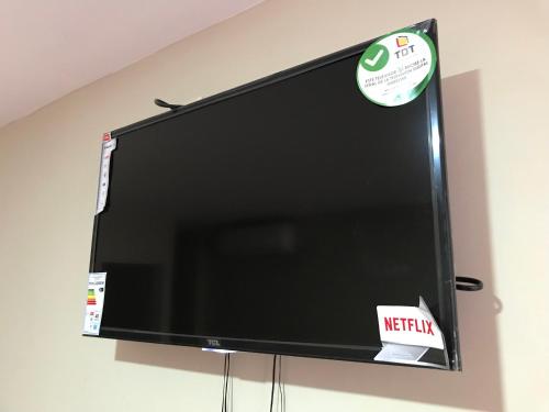una TV a schermo piatto appesa a un muro di Luz de Aurora HOTEL a Manta