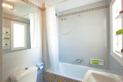 een badkamer met een bad, een toilet en een wastafel bij Benavista Studio in Estepona