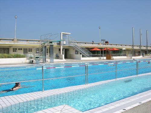 une personne nageant dans une grande piscine dans l'établissement Carpe Diem 76, à Dieppe