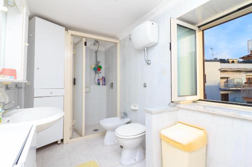 マッサ・ルブレンセにあるCasa Felicitàの白いバスルーム(トイレ、シンク付)