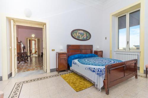 マッサ・ルブレンセにあるCasa Felicitàのベッドルーム1室(ベッド1台、大きな窓付)