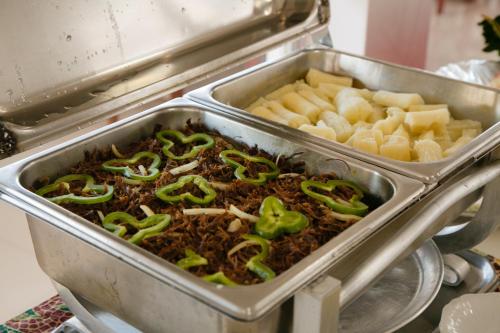 Makanan di atau berdekatan hotel