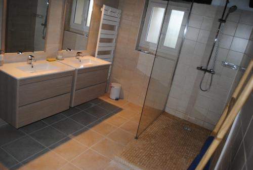 een badkamer met 2 wastafels en een douche bij Gîte d'en Pouillac in Saint-Thomas