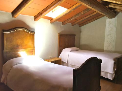 ノーヴィ・リーグレにあるAgriturismo Cascina degli Uliviのベッドルーム1室(ベッド2台付)