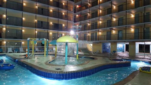 默特尔比奇Bermuda Sands On The Boardwalk的一座带水上公园的酒店游泳池