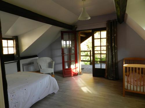 ein Schlafzimmer mit einem Bett und ein Zimmer mit einer Tür in der Unterkunft les riflets in Conches-en-Ouche
