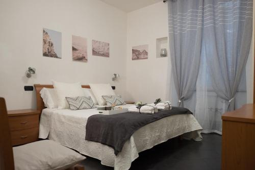 ein Schlafzimmer mit einem Bett mit zwei Handtüchern darauf in der Unterkunft Monteverdi Resort in La Spezia