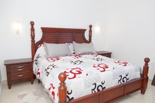 Un dormitorio con una cama con una colcha con signos de dólar. en Gran Hotel Marien, en Sabaneta
