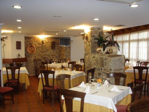 Restoran või mõni muu söögikoht majutusasutuses Pension Rustica-Caldelas Sacra