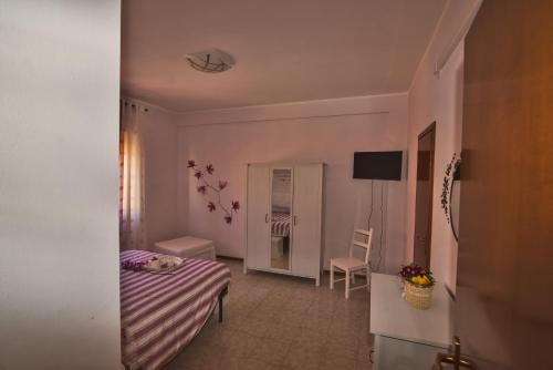 sypialnia z łóżkiem, stołem i krzesłem w obiekcie L'Orchidea di Ale w mieście Tivoli Terme
