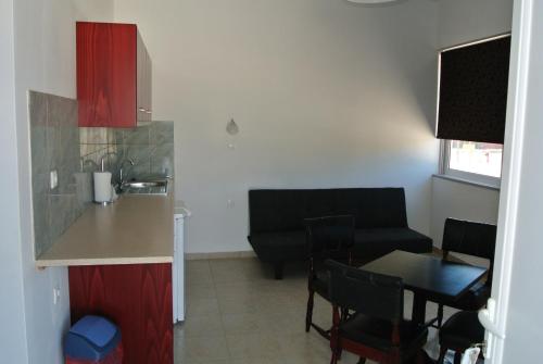 Kuchyň nebo kuchyňský kout v ubytování APARTMENTS kokalaki