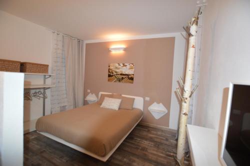 une chambre avec un lit et une télévision dans l'établissement Casa delle Corti, à Colico