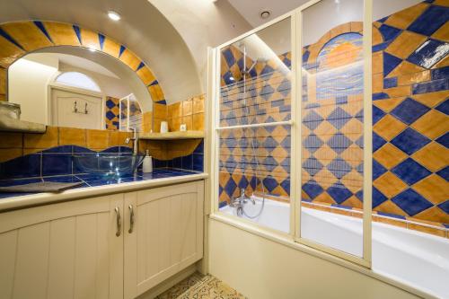 サルラ・ラ・カネダにあるRouge Passionのモザイクの壁、キッチン(シンク、バスタブ付)