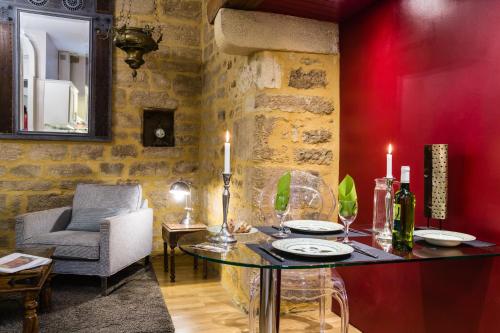 un salon avec une table et une chaise dans l'établissement Rouge Passion, à Sarlat-la-Canéda