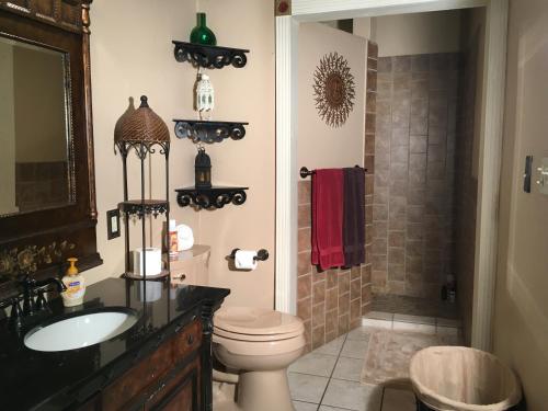 Ένα μπάνιο στο 1884 Wildwood Bed and Breakfast Inn