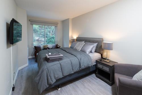 ein Schlafzimmer mit einem großen Bett und einem Fenster in der Unterkunft Serene Condo in SF/North Beach/Telegraph Hillside in San Francisco