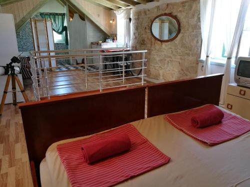 Кровать или кровати в номере Buena Vis-ta Apartments with the Sea View