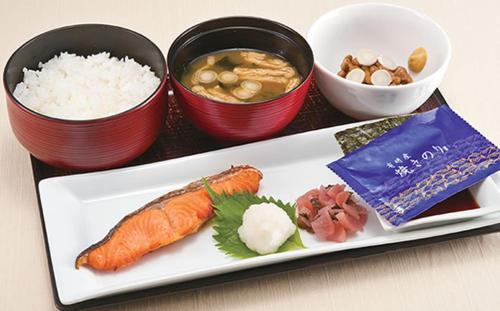 un plato de comida con arroz y verduras en una mesa en Hotel Green Hill, en Fukaya