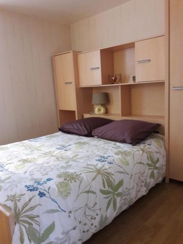 ブーウィラーにあるcharmant petit appartement en Alsaceのベッドルーム1室(白と緑の掛け布団付きのベッド1台付)