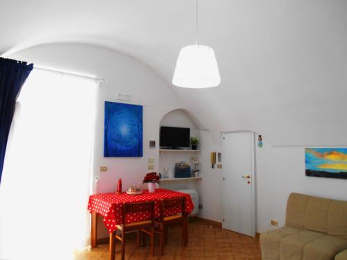 Habitación con mesa y mantel rojo. en Il Cucù Bed and Breakfast en Matera