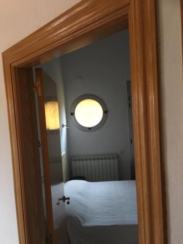 een reflectie van een slaapkamer met een bed en een raam bij Holiday Apartment with Pool in Tarragona