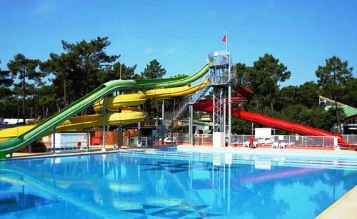 - un toboggan dans la piscine d'un parc aquatique dans l'établissement Bonne Anse Plage, à La Palmyre