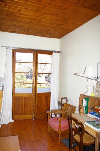 Cette chambre comprend un bureau et une table avec une fenêtre. dans l'établissement Angel Services - Le Port, à Saint-Jorioz