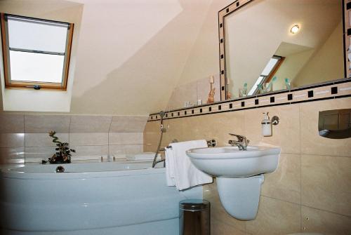 Hotel Piast tesisinde bir banyo