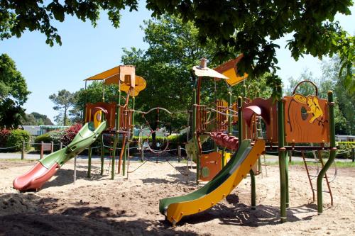 un parco giochi con scivolo di Mobil home 6 pers, 3 ch, Kerlann**** Bretagne Sud a Pont-Aven
