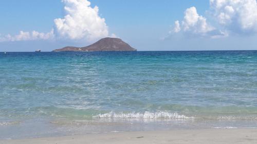 una isla en el océano con una playa de arena en La Manga, PUERTOMAR, en La Manga del Mar Menor